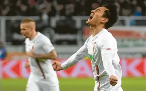  ?? Foto: Ulrich Wagner ?? Ein völlig entrückter Dong-won Ji feiert seinen Treffer zur Augsburger 2:1-Führung. Am Ende war dann alles wie erwartet. Der FC Bayern gewann 3:2.