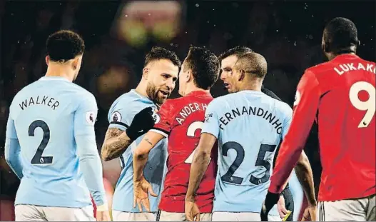  ?? MICHAEL REGAN / GETTY ?? Otamendi recrimina una jugada a Ander Herrera en presencia de Fernandinh­o, Walker, Lukaku y el colegiado Oliver