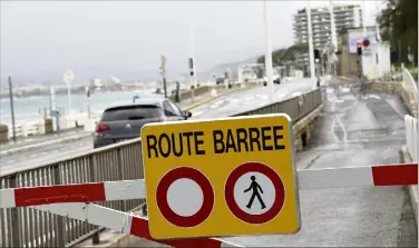  ?? (Photos Gilles Traverso) ?? Les souterrain­s, inondés à chaque épisode pluvieux, ont été fermés à Cannes. Des panneaux d’alerte ont également été installés pour alerter la population, en plus des SMS.