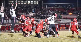  ?? TIMES photograph­s by Annette Beard ?? Blackhawk defenders rose to the challenge and blocked a Tiger attempt at a field goal Friday night in Green Forest.