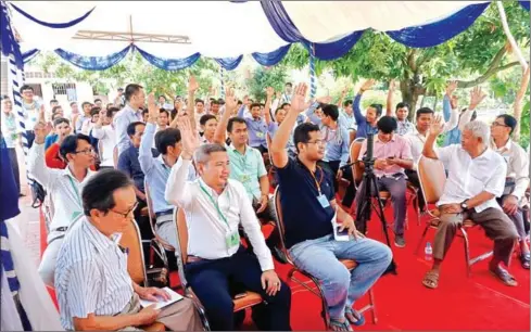  ?? ANDREW NACHEMSON ?? Grassroots Democracy Party members vote on internal issues prior to the vote on whether to contest July’s election.