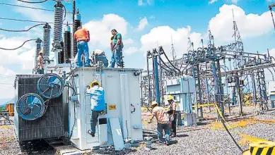  ??  ?? PLANTEL. Empleados de la Enee trabajan en la instalació­n de una subestació­n en la zona norte del país.