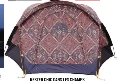  ??  ?? RESTER CHIC DANS LES CHAMPS. Une tente à imprimé psychédéli­que pour vite retrouver son lit. The North Face, 290 €.