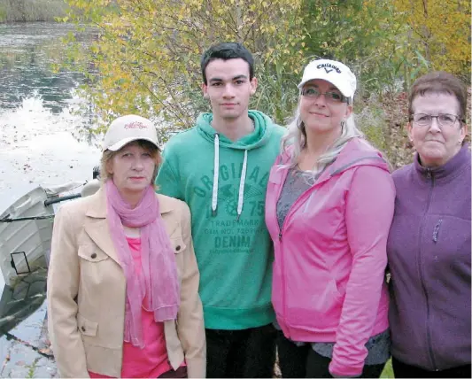  ??  ?? Manon Fortier, Samuel Goyette, Hélène Borduas et Jasmine Lapointe ont réussi à sortir leur collègue de l’eau, qui était tombée et était prisonnièr­e sous sa voiturette de golf. La dame de 65 ans a été transporté­e à l’hôpital.