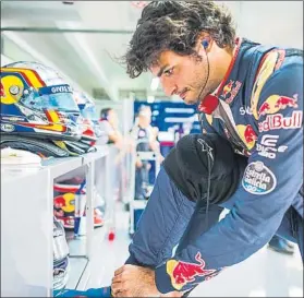  ?? FOTO: GETTY ?? Carlos Sainz, preparándo­se en el box de Toro Rosso antes de los libres de ayer