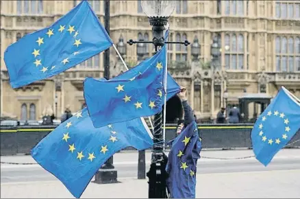  ?? PETER NICHOLLS / REUTERS ?? Banderas europeas ayer frente al Parlamento británico en Londres