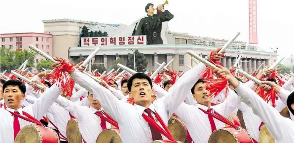  ?? DPA-BILD: RAMON ABARCA ?? Der Norden trommelt für den Diktator: eine Massenpara­de in Nordkoreas Hauptstadt Pjöngjang