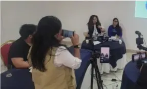  ?? APEs ?? Angélica Cárcamo, presidenta de la Asociación de Periodista­s de El Salvador, dio detalles de las agresiones ocurridas ayer.