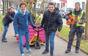  ?? FOTO: ANNA DIER ?? Fleißige Helfer ziehen die Bäume zum KarlMaybac­hGymnasium (von links): Schulsozia­larbeiter Marco Eckle, Johannes Miguel Kehrer, Kaan Gümüs und Markus Kohler, Jugendund Heimerzieh­er in Ausbildung.