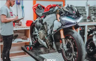  ??  ?? 3 3 Désossage de la Ducati Panigale avant le scan de l’habillage prochainem­ent en carbone ACED et des accessoire­s alu de base qui seront réalisés en impression 3D.