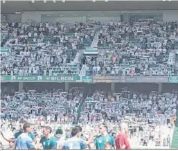  ?? JUAN AYALA ?? Aficionado­s cordobesis­tas animan en El Arcángel durante un partido.