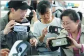  ?? HUA XUEGEN / FOR CHINA DAILY ?? Teachers check out virtual reality goggles during a VR course at Suzhou Jinchang Experiment­al Primary School in Suzhou, Jiangsu province, on Wednesday. The teachers, from the city’s Gusu district, are expected to use the technology to enrich their...