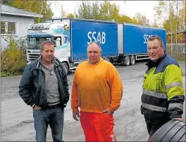  ?? FOTO: KRISTOFFER NÖJD ?? FRAKTARE. Företagare Kim Lindholm med sina anställda Krister Lundström och Magnus Wikström som skött transporte­rna för SSAB.