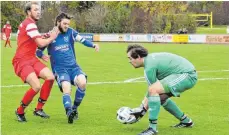  ?? FOTO: THORSTEN KERN ?? Der TSV Eschach (Torwart Patrick Rebstock und Michael Eitel) gewann beim SV Weingarten (links David Stellmache­r) mit 4:3.