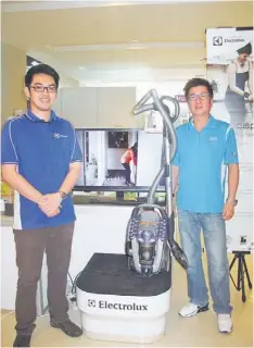  ??  ?? Jong (left) and managing director Desmond Tan introduce the Electrolux UltraCapti­c premier bagless vacuum cleaner.