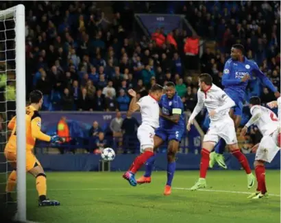  ?? FOTO PHOTO NEWS ?? Wes Morgan tikt de 1-0 binnen, Wilfred Ndidi kijkt toe vanuit de lucht.