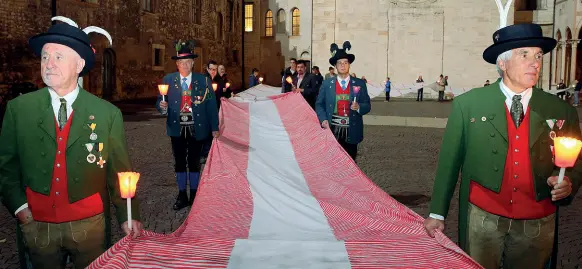  ??  ?? Memoria Schützen a una cerimonia per i caduti austrounga­rici