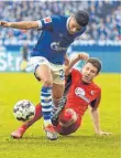  ?? FOTO: DPA ?? Umkämpft: Amine Harit und Freiburgs Dominique Heintz im Duell.