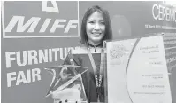  ?? — Gambra Bernama ?? TAHNIAH: Victoria bergambar bersama sijil dan piala selepas Majlis Penyampaia­n Hadiah Malaysia Internatio­nal Furniture Fair (MIFF) 2017 di Kuala Lumpr kelmarin.