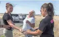  ?? SEAN LOGAN/THE REPUBLIC ?? Ana Medina gives out cookies to Melissa Hofer (left) and Arlene Geigley near the Viewpoint Fire on Friday in Prescott Valley.