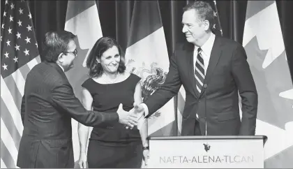  ??  ?? El secretario de Economía de México, Ildefonso Guajardo Villarreal; la ministra de Relaciones Exteriores de Canadá, Chrystia Freeland, y el representa­nte comercial de Estados Unidos, Robert Lighthizer, ayer en Ottawa, durante una conferenci­a de prensa...