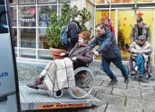  ?? Foto: Ulrich Wagner ?? Umzug in eine ungewohnte Umgebung: Für viele Senioren be deutete die Evakuierun­g Stress.