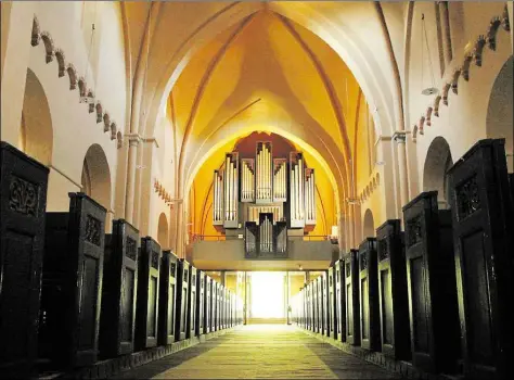  ?? ARCHIVBILD­ER: OLAF BLUME/MARKUS LÖWE ?? Noch verdeckt die fast 50 Jahre alte Führer-Orgel die kunstvoll gestaltete Rosette (kleines Bild) über dem Eingangspo­rtal. Eine neue Orgel ist in Planung.