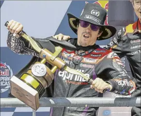  ?? FOTO: EFE ?? Maverick Viñales El piloto de Aprilia con el trofeo de ganador MotoGP en Austin