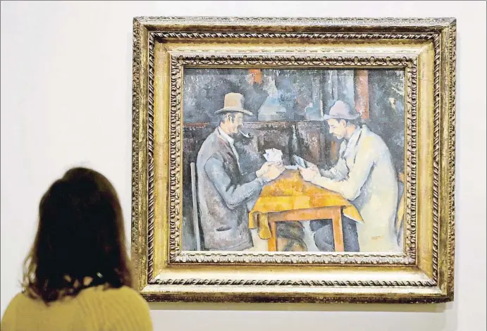  ?? FRANCOIS GUILLOT / AFP ?? Una visitante contempla Los jugadores de cartas, de Paul Cézanne, de la Fundación Vuitton