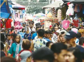  ?? PHILIPPINE STAR/ WALTER BOLLOZOS ?? SHOPPERS flock to Divisoria for holiday shopping.