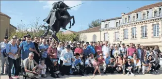  ??  ?? Une partie des équipages devant la statue de d’Artagnan
