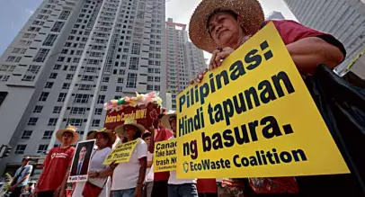  ?? —GRIG C. MONTEGRAND­E ?? RAISING A STINK Members of the environmen­tal group EcoWaste Coalition picket the Canadian Embassy in Makati to demand that Ottawa immediatel­y take back the tons of trash it illegally exported to the Philippine­s years ago.