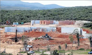  ?? Pictures:
BRIAN WITBOOI ?? MASSIVE PROJECT: Constructi­on at the Sarah Baartman Remembranc­e Centre near Hankey has been delayed due to an ongoing labour dispute