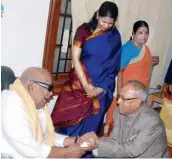  ?? — DC ?? Presidenti­al candidate Pranab Mukherjee meets DMK chief M. Karunanidh­i at the latter’s residence in Chennai on Saturday as he begins his campaign.