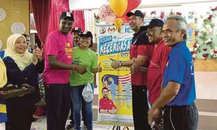  ?? PIC BY ROSLI AHMAD ?? Deputy Foreign Minister Datuk Marzuki Yahya (third from right) launching the National Sports Day at SK Jelutong in George Town, Penang, yesterday.