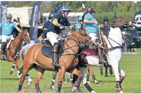  ?? FOTOS (2): NORBERT PRÜMEN ?? Polo ist eine große Herausford­erung für Pferd und Reiter.