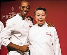  ?? FOTO: BRUNDERT/GUIDE MICHELIN ?? Kollegen unter sich: Anthony Sarpong bei der Verleihung mit Yoshizumi Nagaya, der für sein „Yoshi by Nagaya“einen Stern bekam.