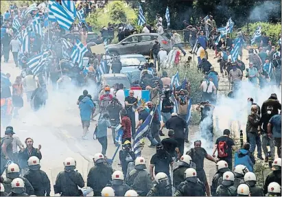  ?? STR / EFE ?? Enfrontame­nts entre la policia grega i manifestan­ts nacionalis­tes al poble de Pisoderi