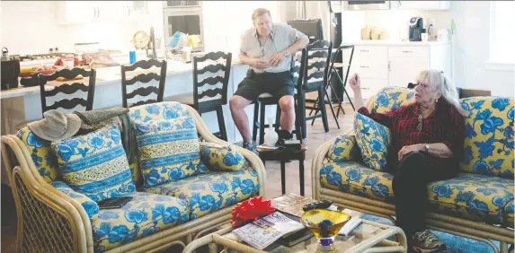  ?? J. LAWLER DUGGAN/THE WASHINGTON POST ?? Robin and Stefanie Wohnsigl chat in the sitting room of their new, “smart-size” house at the Four Seasons developmen­t in Chester, Md.