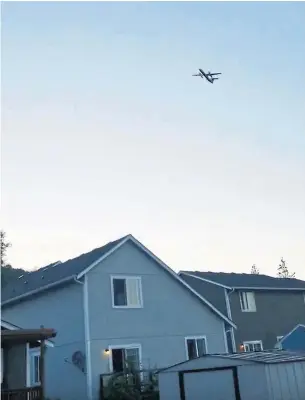  ?? COURTNEY JUNKA VIA THE ASSOCIATED PRESS ?? The stolen plane flying over Eatonville, Wash., south of Seattle, in a video taken by a resident.