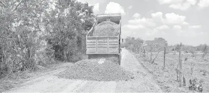  ?? GUSTAVO GARCÍA ?? Gobierno municipal lleva a cabo intensos trabajos de rehabilita­ción de caminos en diversos sectores del área rural