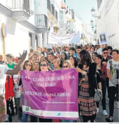  ?? SONIA RAMOS ?? Imagen de archivo de una marcha por el centro del municipio para conmemorar el 8M.