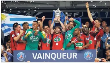  ?? (Photo AFP) ?? Paris a gagné sans panache mais a remporté son troisième titre de la saison après le Trophée des Champions et la Coupe de la Ligue.