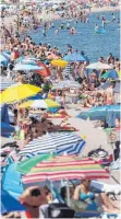  ?? FOTO: DPA ?? Sommerurla­uber am Timmendorf­er Strand (Ostsee): Zwei Drittel der deutschen Touristen ärgern sich über zu viele Mitreisend­e.