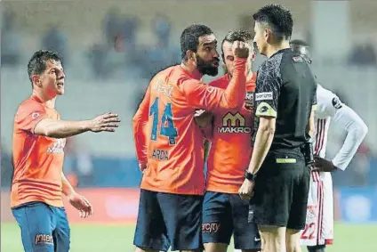  ?? FOTO: TFF ?? Arda Turan es frenado por sus compañeros mientras protesta al colegiado que le acaba de expulsar ante el Sivasspor