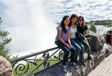  ??  ?? Hooi Wei Cheng (centre) with friends at Niagara Falls, Canada.