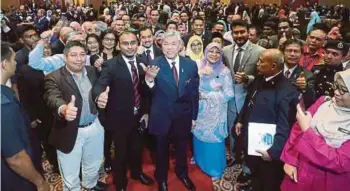  ??  ?? AHMAD Zahid bersama peserta selepas berucap di Town Hall Majlis Sosial Menangani Kebejatan Sosial Cegah Sebelum Parah di Pusat Konvensyen Antarabang­sa Putrajaya, semalam.