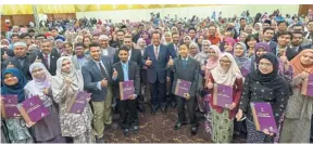  ??  ?? Dr Ahmad Samsuri (middle) shares a light moment with the recipients of the Terengganu Degree Award 2018.