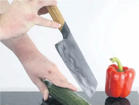  ?? BEGGE FOTO: OSLOMET ?? KNIV: «Kitchenís Edge» heter kniven som hjelper uerfarne på kjøkkenet å ta vare på knivene sine.