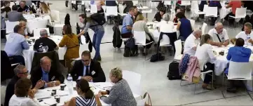  ?? (Photos Patrick Blanchard) ?? Une centaine de personnes a réfléchi toute la journée à la réforme des retraites. Elles ont pu poser leur question et soumettre des propositio­ns.